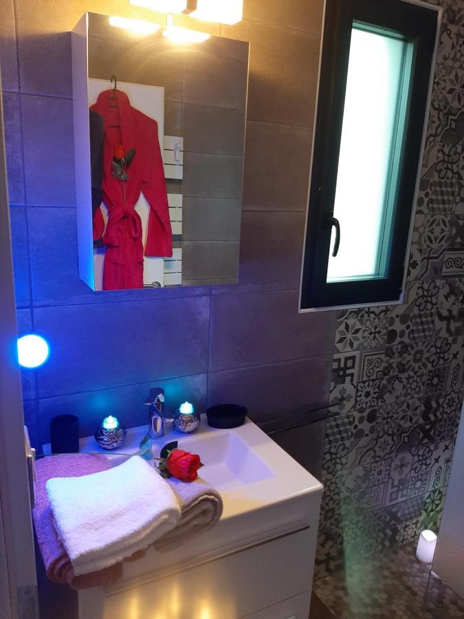 Un Sejour Romantique En Couple Avec Jacuzzi Prive Chromotherapie Jardin Maison Privee Ychoux Exterior photo