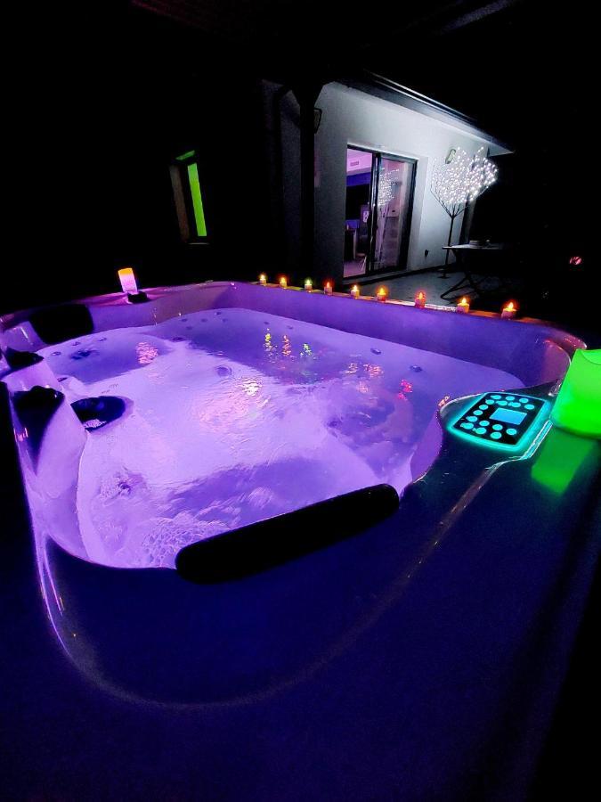 Un Sejour Romantique En Couple Avec Jacuzzi Prive Chromotherapie Jardin Maison Privee Ychoux Exterior photo