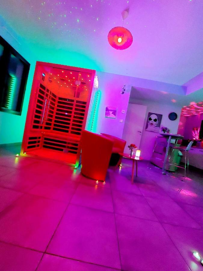 Un Sejour Romantique En Couple Avec Jacuzzi Prive Chromotherapie Jardin Maison Privee Ychoux Exterior photo